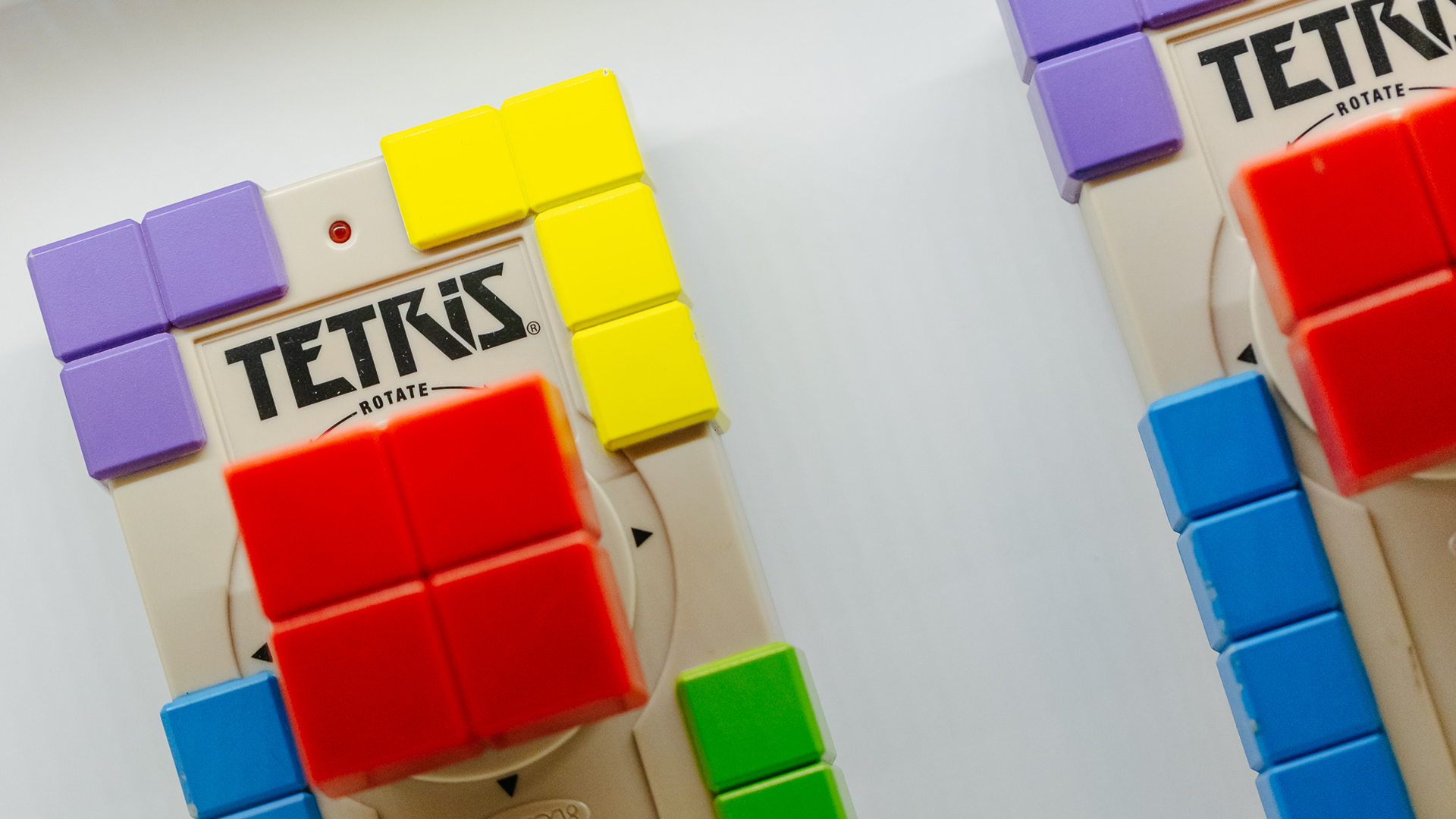 Rodzina przy stanowisku gry retro – Muzeum Gier Video Karpacz